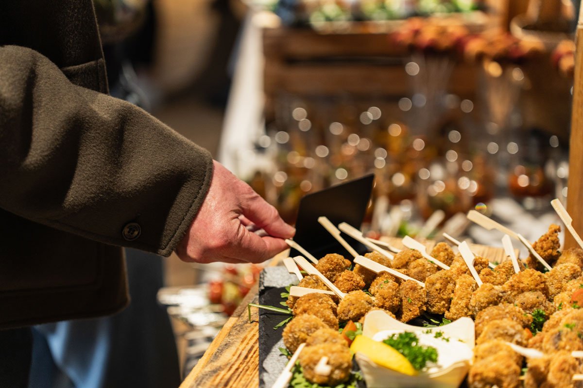 Eine Hand greift nach einem Falafelspieß der für ein Catering in Bochum, Essen, Dortmund oder der Umgebung serviert wird.