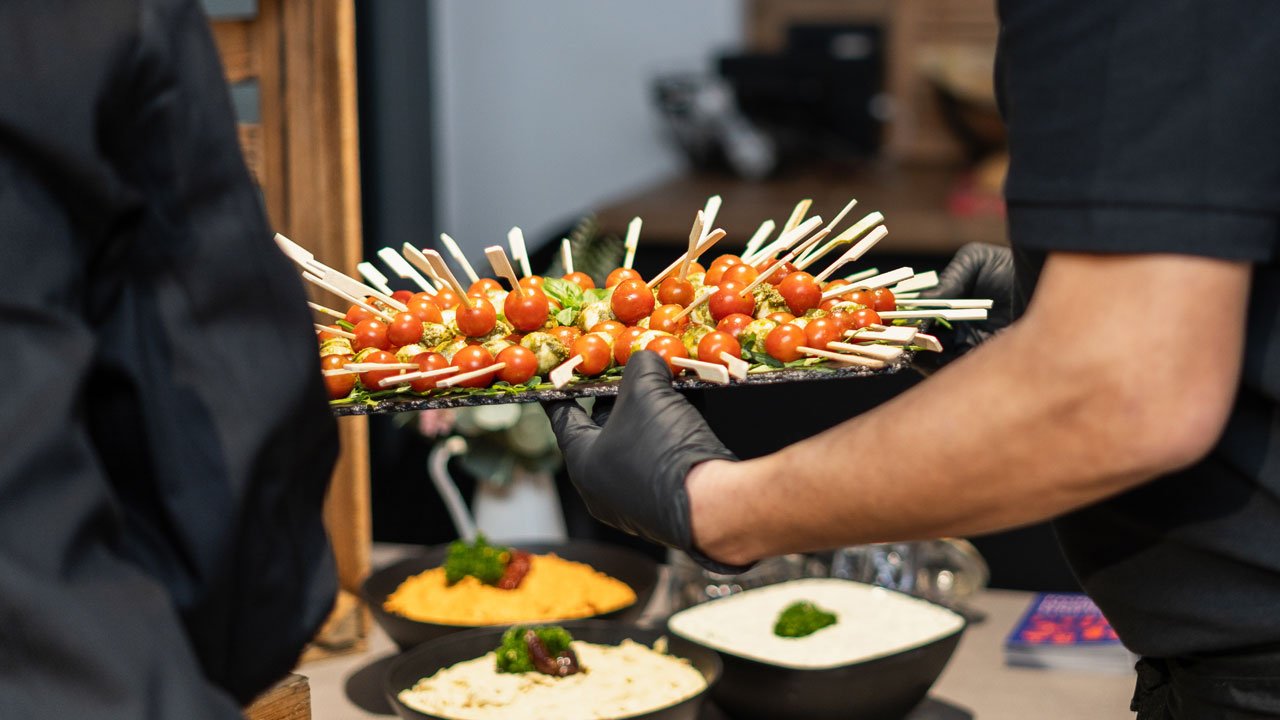 Tagungscatering 1 Tomate-Mozzarella Spieße mit Pesto auf einer Platte angerichtet für ein Event Catering in Dortmund