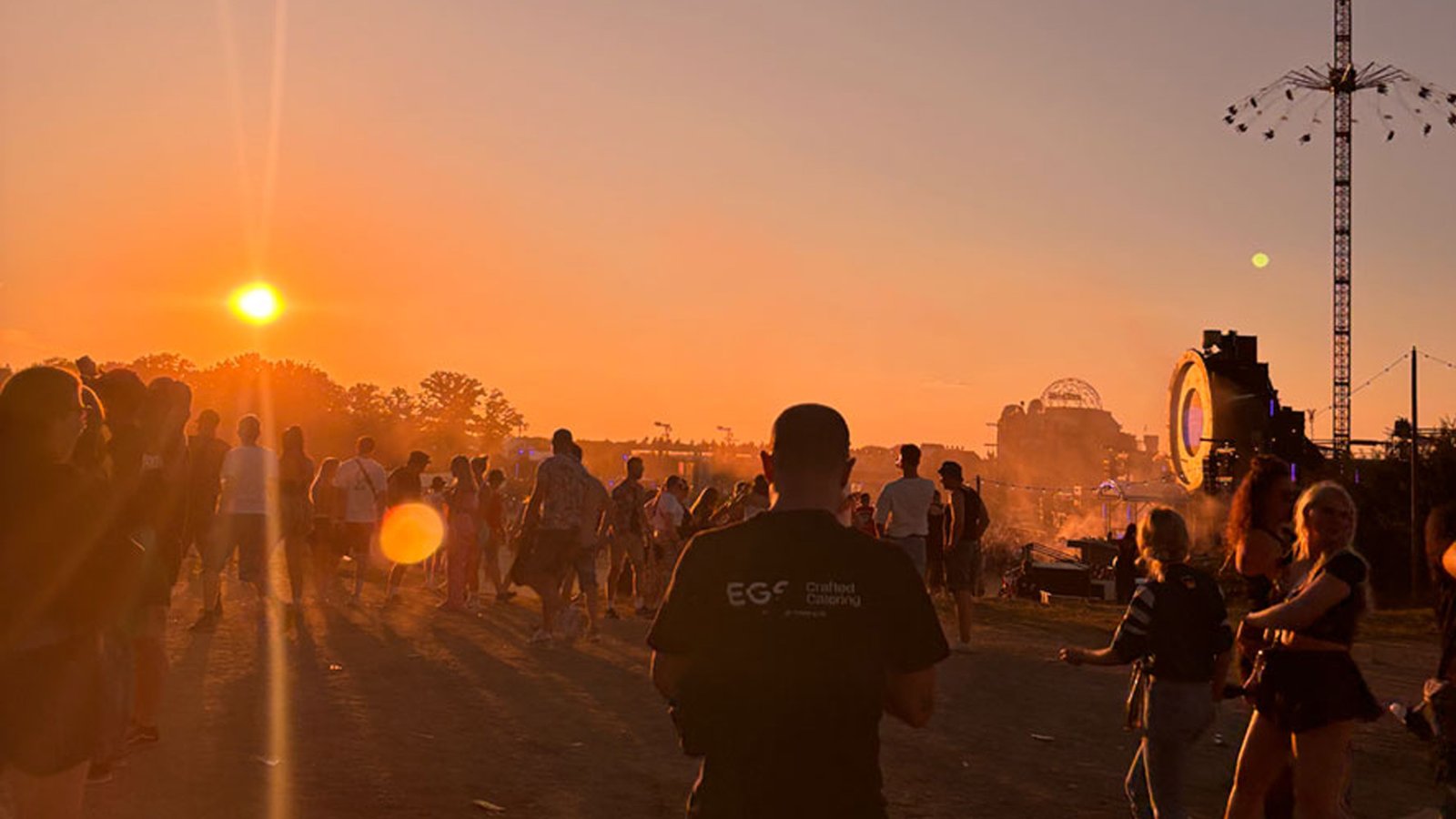 Projektleiter und Eventleiter steht auf Festival und koordiniert veranstaltung.